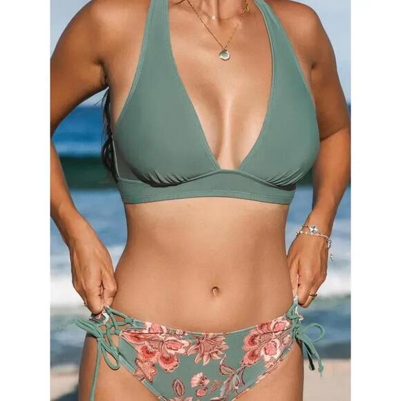 NWT Cupshe V Neck Triangle Top Cross Back Mid Rise Bikini Set - Size XS - Picture 3 of 3